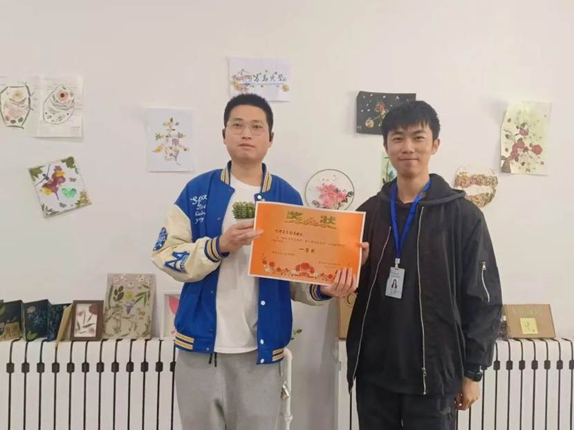 图片包含 站, 游戏机, 对着, 男人 AI 生成的内容可能不正确。