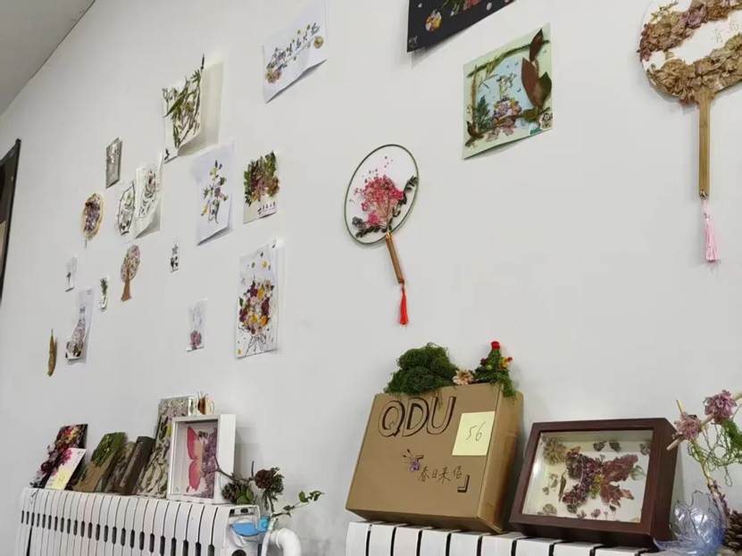 墙上贴了许多照片 AI 生成的内容可能不正确。