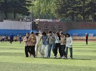 一群人站在草地上 AI 生成的内容可能不正确。